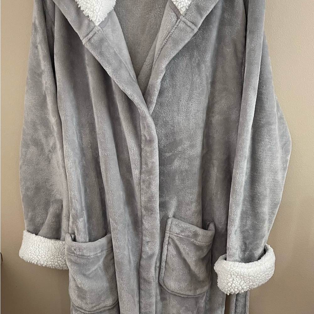 Like new Bee and Willow robe